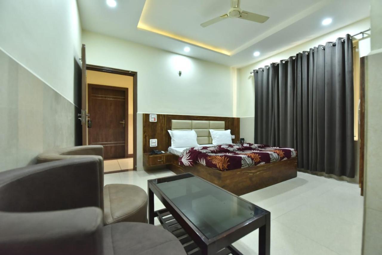 Royal Inn Jammu Buitenkant foto