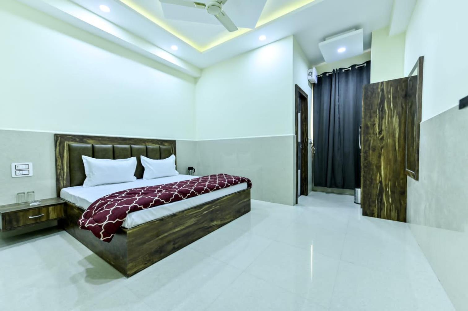 Royal Inn Jammu Buitenkant foto